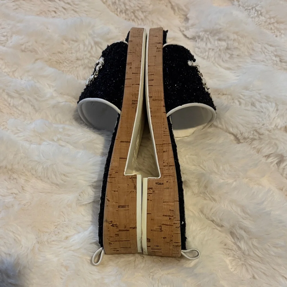 CHANEL Slides - Picture 4 of 5